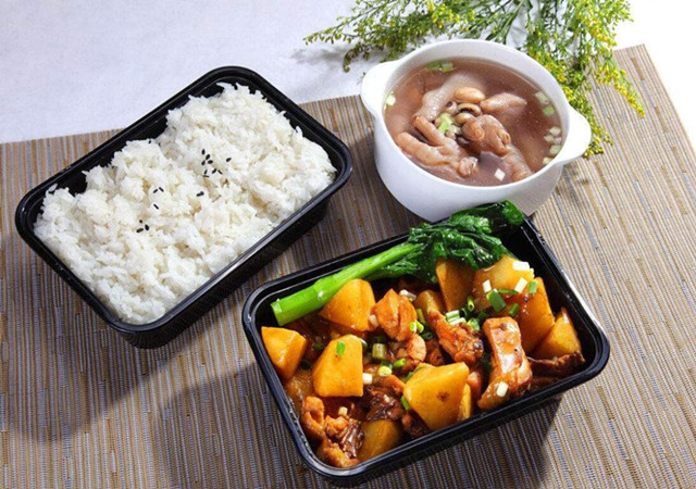 企業食堂承包的工作人員必須加強健康和安全的食品